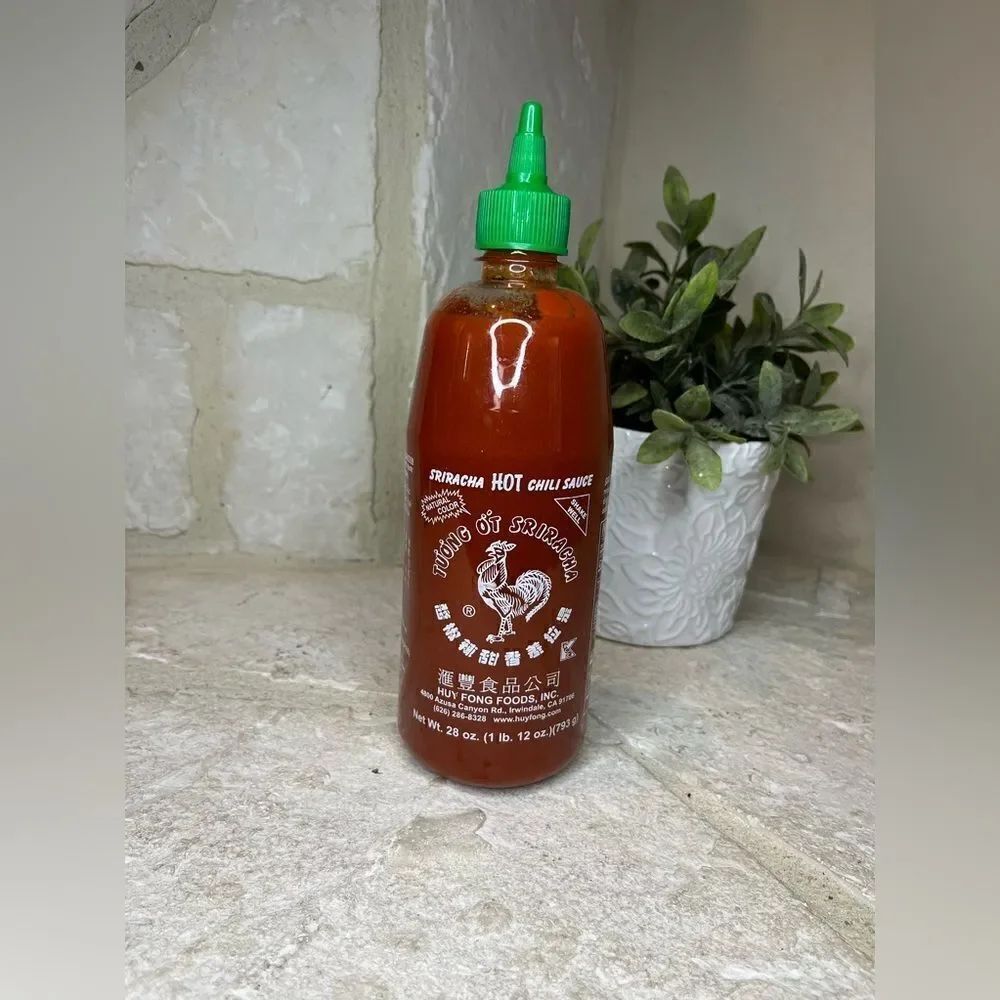 Huy Fong Sriracha 28 oz. Large Bottle Hot Chili Sriracha Sauce Exp: Feb 2024